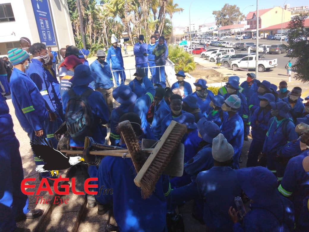 Solid waste fixed-term workers give Windhoek ultimatum – Eagle FM